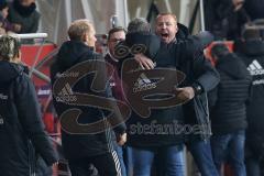 1. Bundesliga - Fußball - FC Ingolstadt 04 - RB Leipzig - Sieg 1:0 Cheftrainer Maik Walpurgis (FCI) gratuliert Jubel mit Sportdirektor Thomas Linke (FCI)