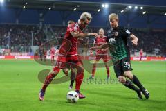 1. Bundesliga - Fußball - FC Ingolstadt 04 - FC Augsburg - Darío Lezcano (11, FCI) Kampf um den Ball, rechts Philipp Max (FCA 31) Martin Hinteregger (FCA 36)