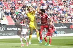 1. Bundesliga - Fußball - FC Ingolstadt 04 - Bayer 04 Leverkusen - Torwart Bernd Leno (Leverkusen 1) fängt vor Almog Cohen (36, FCI)