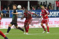 1. Bundesliga - Fußball - FC Ingolstadt 04 - FC Augsburg - Roger de Oliveira Bernardo (8, FCI) verteilt den Ball Ja-Cheol Koo (FCA 19) Almog Cohen (36, FCI)