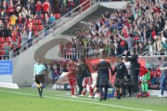 1. Bundesliga - Fußball - FC Ingolstadt 04 - 1. FSV Mainz 05 - Sieg Spiel 2:1 ist aus, Jubel bei Cheftrainer Maik Walpurgis (FCI) Co-Trainer Ovid Hajou (FCI) Co-Trainer Michael Henke (FCI)