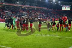 1. BL - Saison 2016/2017 - FC Ingolstadt 04 - RB-Leipzig - Die Spieler bedanken sich bei den Fans - laola - sieg - jubel - Foto: Meyer Jürgen