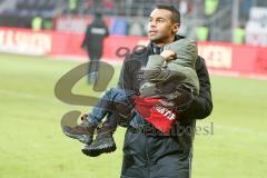 1. BL - Saison 2016/2017 - FC Ingolstadt 04 - Hamburger SV - Die Mannschaft bedankt sich bei den Fans nach dem Spiel - Marvin Matip (#34 FCI)mit seinem Kind - Foto: Meyer Jürgen