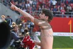 1. BL - Saison 2016/2017 - FC Ingolstadt 04 - 1. FSV Mainz 05 - Romain Brègerie (#18 FCI) wirft sein Trikot in die Zuschauer - Foto: Meyer Jürgen