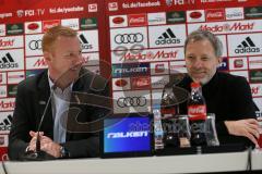 1. Bundesliga - Fußball - FC Ingolstadt 04 - Vorstellung neuer Cheftrainer Maik Walpurgis Pressekonferenz - Sportdirektor Thomas Linke (FCI) lachen zusammen