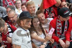 1. Bundesliga - Fußball - FC Ingolstadt 04 - Letzter Spieltag - Saisonabschlußfeier für die Fans - Autogramme und Selfies mit den Spielern, Torwart Martin Hansen (35, FCI)