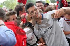 1. Bundesliga - Fußball - FC Ingolstadt 04 - Letzter Spieltag - Saisonabschlußfeier für die Fans - Autogramme und Selfies mit den Spielern, Alfredo Morales (6, FCI)