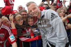 1. Bundesliga - Fußball - FC Ingolstadt 04 - Letzter Spieltag - Saisonabschlußfeier für die Fans - Autogramme und Selfies mit den Spielern, Florent Hadergjonaj (33, FCI)