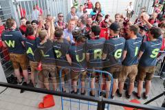 1. Bundesliga - Fußball - FC Ingolstadt 04 - Letzter Spieltag - Saisonabschlußfeier für die Fans - Autogramme und Selfies mit den Spielern, Cheftrainer Maik Walpurgis (FCI) mit seinem Walpurgis Fanclub