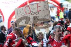 1. Bundesliga - Fußball - FC Ingolstadt 04 - Letzter Spieltag - Saisonabschlußfeier für die Fans - Autogramme und Selfies mit den Spielern, Roger de Oliveira Bernardo (8, FCI) Transparent