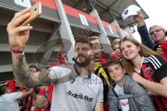 1. Bundesliga - Fußball - FC Ingolstadt 04 - Letzter Spieltag - Saisonabschlußfeier für die Fans - Autogramme und Selfies mit den Spielern, Anthony Jung (3, FCI)