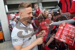 1. Bundesliga - Fußball - FC Ingolstadt 04 - Letzter Spieltag - Saisonabschlußfeier für die Fans - Autogramme und Selfies mit den Spielern, Sonny Kittel (21, FCI)