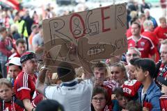 1. Bundesliga - Fußball - FC Ingolstadt 04 - Letzter Spieltag - Saisonabschlußfeier für die Fans - Autogramme und Selfies mit den Spielern, Transparent Roger de Oliveira Bernardo (8, FCI)
