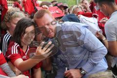 1. Bundesliga - Fußball - FC Ingolstadt 04 - Letzter Spieltag - Saisonabschlußfeier für die Fans - Autogramme und Selfies mit den Spielern, Cheftrainer Maik Walpurgis (FCI)