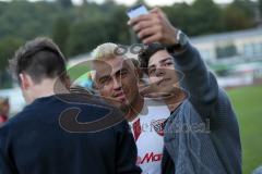 1. Bundesliga - Fußball - Testspiel - FC Ingolstadt 04 - VfB Eichstädt - Darío Lezcano (11, FCI) nach dem Spiel Autogramme und Selfies mit den Fans