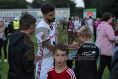 1. Bundesliga - Fußball - Testspiel - FC Ingolstadt 04 - VfB Eichstädt - Neuzugang Anthony Jung (3, FCI) nach dem Spiel Autogramme und Selfies mit den Fans