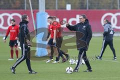 1. Bundesliga - Fußball - FC Ingolstadt 04 - Training - Interimstrainer Michael Henke übernimmt Training bis neuer Cheftrainer gefunden ist, rechts gibt Anweisungen. links Torwarttrainer Martin Scharfer (FCI)