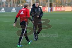 1. Bundesliga - Fußball - FC Ingolstadt 04 - 1. Training mit neuem Trainer - Cheftrainer Maik Walpurgis (FCI) kommt auf den Platz mit Tobias Levels (28, FCI)