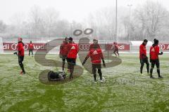 1. BL - Saison 2016/2017 - FC Ingolstadt 04 - Trainingsauftakt im neuen Jahr 2017 - Die Spieler beim warm machen - Foto: Meyer Jürgen