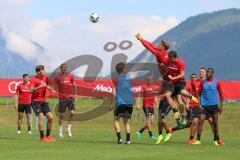 1. Bundesliga - Fußball - FC Ingolstadt 04 - Trainingslager - Vorbereitung - Torwart Örjan Haskjard Nyland (1, FCI) boxt den Ball weg vor Markus Suttner (29, FCI)