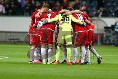 DFB - Pokalspiel - Eintracht Frankfurt - FC Ingolstadt 04 - Die Mannschaft bildet einen Kreis vor dem Spiel - Foto: Meyer Jürgen