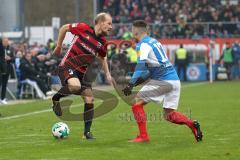2. Bundesliga - Fußball - Holstein Kiel - FC Ingolstadt 04 - Tobias Levels (3, FCI) Steven Lewerenz (17 Kiel)