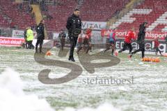 2. Bundesliga - 1. FC Kaiserslautern - FC Ingolstadt 04 - Cheftrainer Stefan Leitl (FCI) im Schneechaos