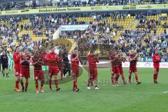 2. Bundesliga - Fußball - Dynamo Dresden - FC Ingolstadt 04 - Unentschieden 2:2, das Team bedankt sich bei den mitgereisten Fans