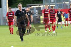 2. Bundesliga - Fußball - SV Sandhausen - FC Ingolstadt 04 - 1:0 - Spiel ist aus Niederlage für FCI, hängende Köpfe bei den Schanzern, vorne weg Co-Trainer Michael Henke (FCI)