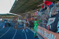 2. BL - Saison 2017/2018 - Eintracht Braunschweig - FC Ingolstadt 04 - Die Mannschaft bedankt sich nach dem Spiel bei den fans - Orjan Nyland (#1 Torwart FCI) schenkt sein Trikot her - Foto: Meyer Jürgen
