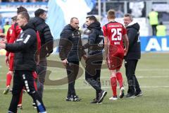 2. Bundesliga - Fußball - MSV Duisburg - FC Ingolstadt 04 - Cheftrainer Stefan Leitl (FCI) versammelt alle um sich nach dem Spiel, rechts Sportdirektor Angelo Vier (FCI)