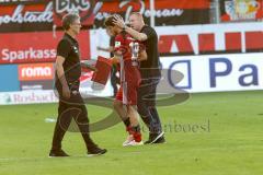 2. Bundesliga - Fußball - SV Sandhausen - FC Ingolstadt 04 - 1:0 - Spiel ist aus Niederlage für FCI, Co-Trainer Michael Henke (FCI), Cheftrainer Maik Walpurgis (FCI) tröstet Romain Brégerie (18, FCI)