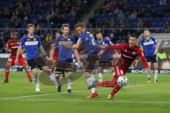 2. Bundesliga - Fußball - DSC Arminia Bielefeld - FC Ingolstadt 04 - rechts Alfredo Morales (6, FCI) kommt nicht zum Ball