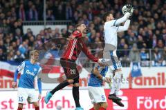 2. Bundesliga - Fußball - Holstein Kiel - FC Ingolstadt 04 - Torwart Kenneth Kronholm (18 Kiel) kommt vor Stefan Kutschke (20, FCI) an den Ball Ecke