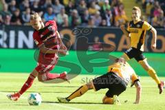 2. Bundesliga - Fußball - Dynamo Dresden - FC Ingolstadt 04 - Darío Lezcano (11, FCI) schnappt den Ball von Manuel Konrad (5 Dresden)