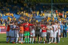 2. BL - Saison 2017/2018 - Eintracht Braunschweig - FC Ingolstadt 04 - Die Mannschaft bildet einen Kreis nach dem Auswärtssieg  - Foto: Meyer Jürgen