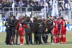 2. Bundesliga - Fußball - MSV Duisburg - FC Ingolstadt 04 - Cheftrainer Stefan Leitl (FCI) versammelt alle um sich, Team Besprechung nach dem Spiel