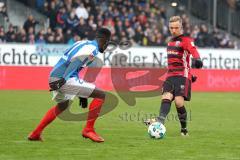 2. Bundesliga - Fußball - Holstein Kiel - FC Ingolstadt 04 - Kingsley Schindler (27 Kiel) Sonny Kittel (10, FCI)