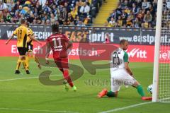 2. Bundesliga - Fußball - Dynamo Dresden - FC Ingolstadt 04 - Tor zum 0:2 Torwart Marvin Schwäbe (25 Dresden) chancenlos Darío Lezcano (11, FCI)