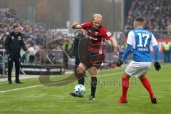 2. Bundesliga - Fußball - Holstein Kiel - FC Ingolstadt 04 - Tobias Levels (3, FCI) Steven Lewerenz (17 Kiel) links Cheftrainer Stefan Leitl (FCI)