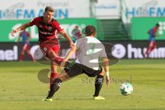 2. Bundesliga - Fußball - SpVgg Greuther Fürth FC Ingolstadt 04 - Alfredo Morales (6, FCI) zieht ab Maximilian Wittek (3 Fürth)