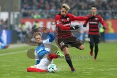 2. Bundesliga - Fußball - Holstein Kiel - FC Ingolstadt 04 - Johannes van den Bergh (15 Kiel) Thomas Pledl (30, FCI) Zweikampf