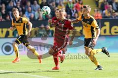 2. Bundesliga - Fußball - Dynamo Dresden - FC Ingolstadt 04 - Sonny Kittel (10, FCI) Angriff wird von Paul Seguin (19 Dresden) gestört