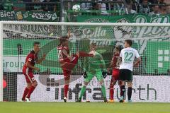 2. Bundesliga - Fußball - SpVgg Greuther Fürth FC Ingolstadt 04 - mitte Romain Brégerie (18, FCI) rettet den Ball
