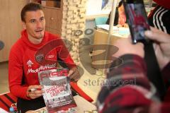 2. BL - Saison 2017/2018 - FC Ingolstadt 04 - Autogrammstunde im Fan Shop mit Stefan Kutschke (#20 FCI) - Biss Zeitung - Foto: Meyer Jürgen