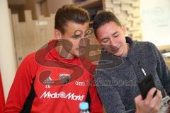 2. BL - Saison 2017/2018 - FC Ingolstadt 04 - Autogrammstunde im Fan Shop mit Stefan Kutschke (#20 FCI) - Selfie - Foto: Meyer Jürgen
