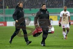 DFB-Pokal - SC Paderborn 07 - FC Ingolstadt 04 - Prof. Dr. med. Florian Pfab und Christian Haser eilen zum verletzten Thomas Pledl (30, FCI)