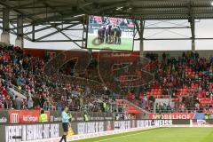 2. BL - Saison 2017/2018 - FC Ingolstadt 04 - Fortuna Düsseldorf - Die Mannschaft bildet einen Kreis vor dem Spiel - TV Leinwand - Foto: Meyer Jürgen