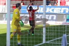 2. Bundesliga - Fußball - FC Ingolstadt 04 - DSC Armenia Bielefeld - Torwart Stefan Ortega Moreno (1 DSC) Almog Cohen (8, FCI) ärgert sich