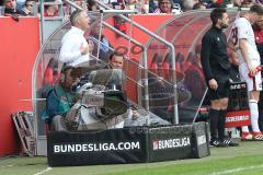 2. Bundesliga - Fußball - FC Ingolstadt 04 - 1. FC Nürnberg - hinten Geschäftsführer Harald Gärtner (FCI) unlocker fiebert mit